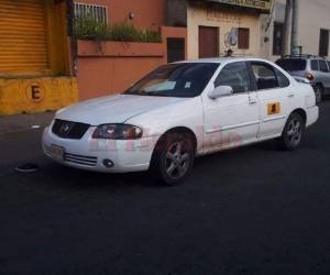 Al menos diez impactos de bala se contabilizan en la ventana del conductor. Foto Estalin Irías/EL HERALDO